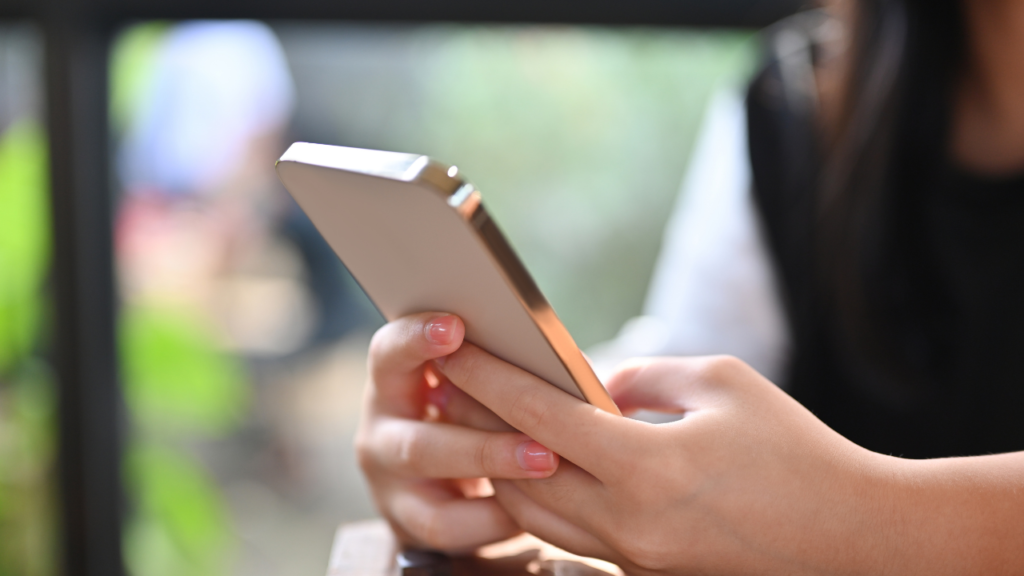 スマホを触る女性